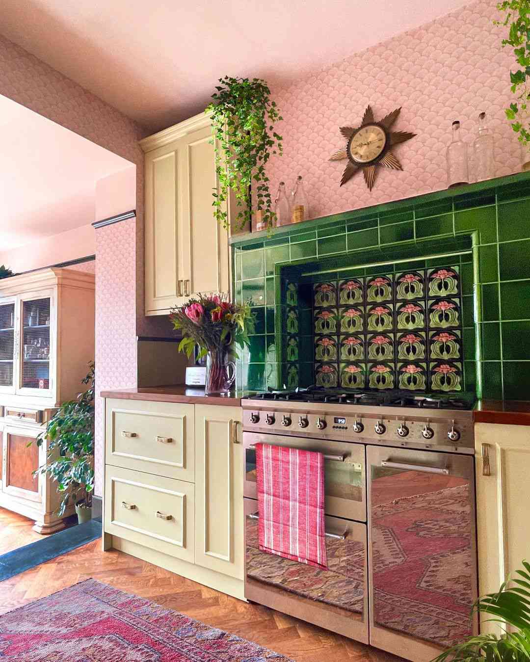 Cuisine rose et verte avec horloge solaire