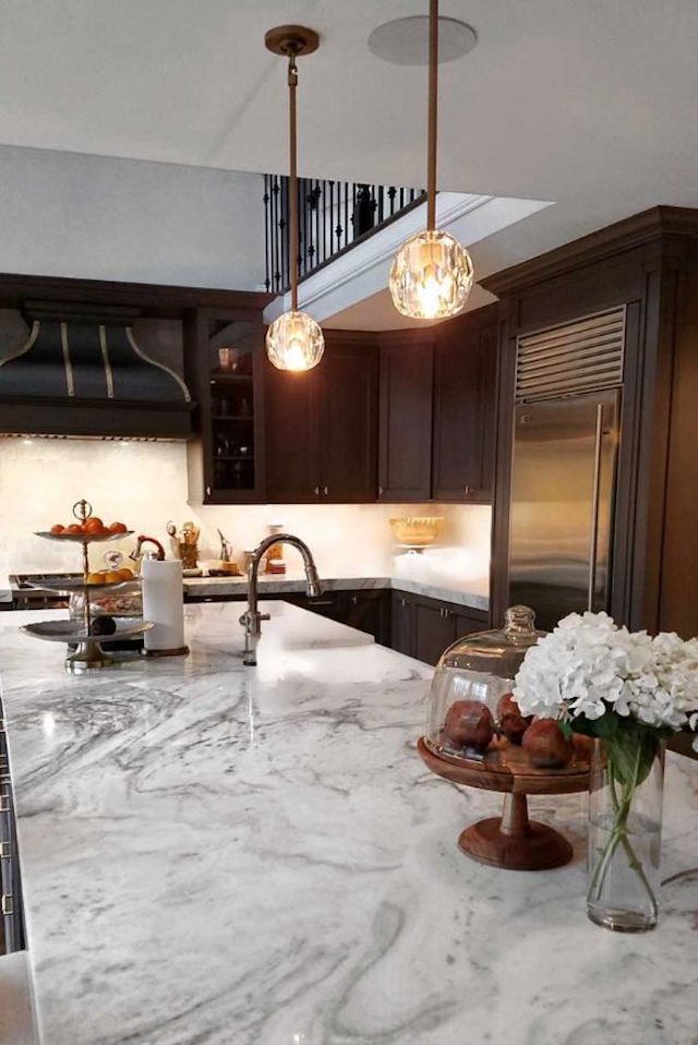 Cuisine en bois brun avec lampes suspendues