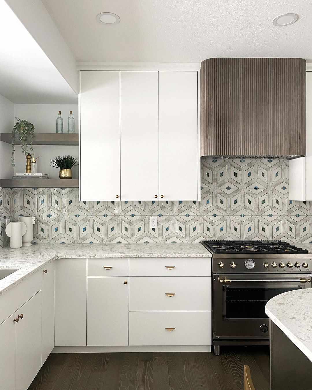 Cuisine neutre et minimale avec des accents Art déco