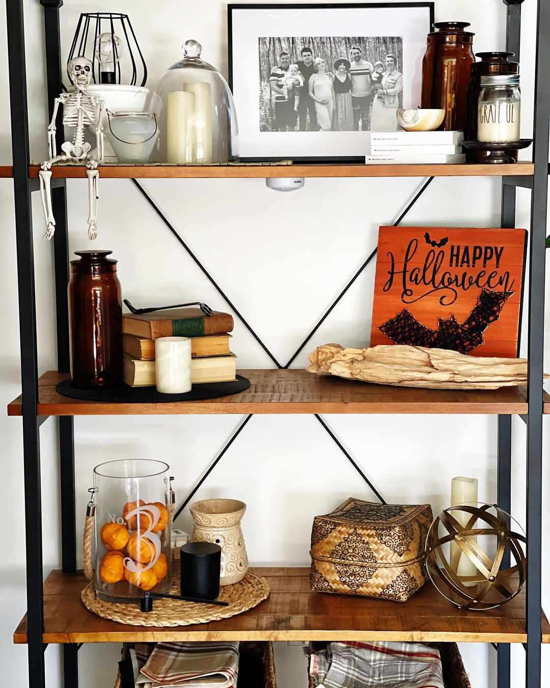 Étagères avec décor d'Halloween
