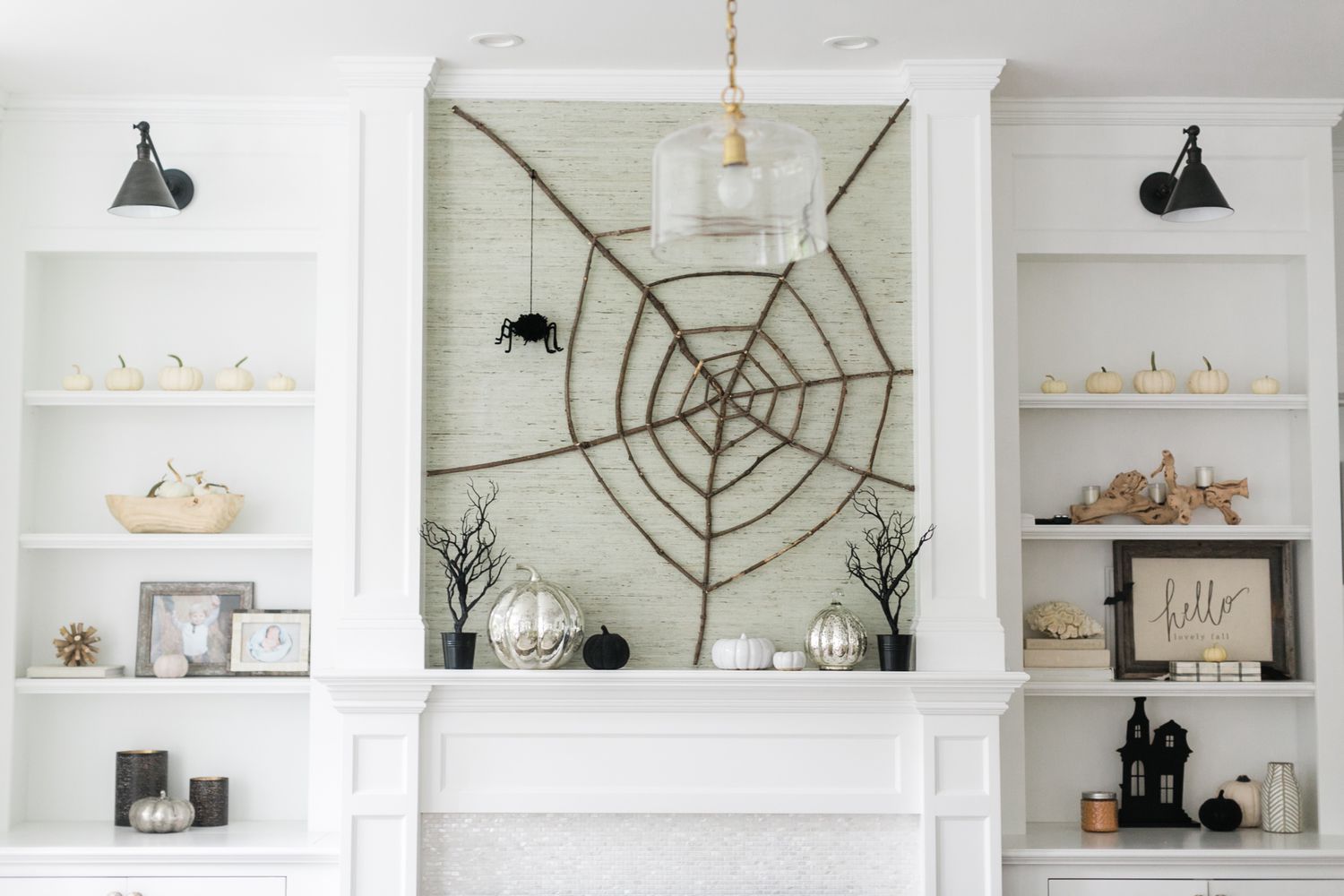 Toile bricolée au-dessus de la cheminée