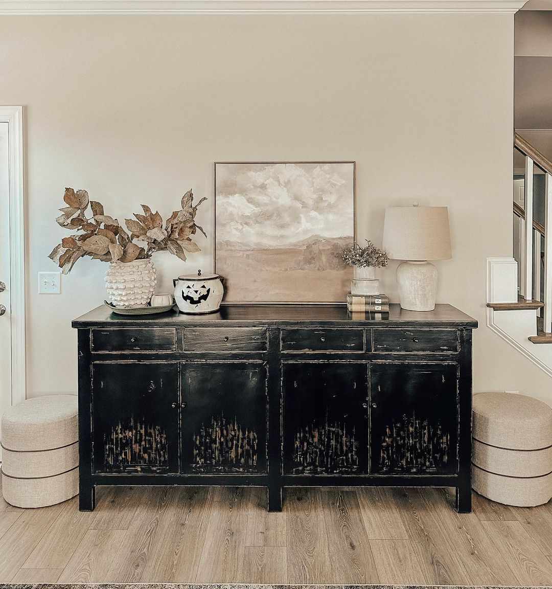 Citrouille blanche sur bureau noir