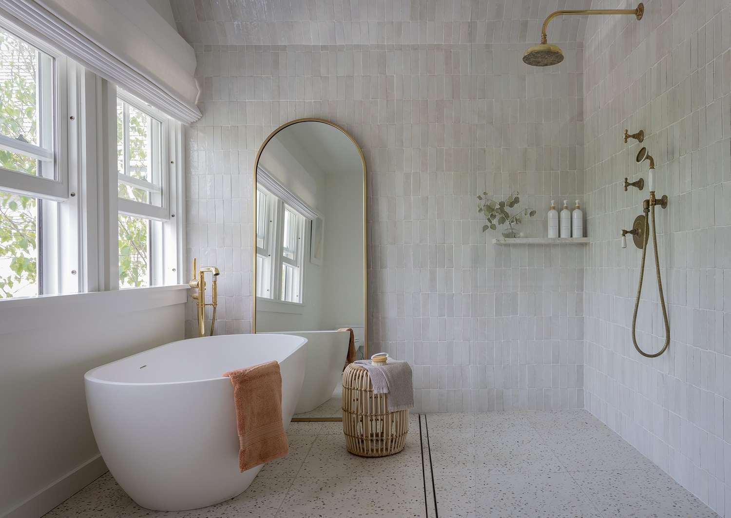 idées de plafond de salle de bain en carreaux de zellige