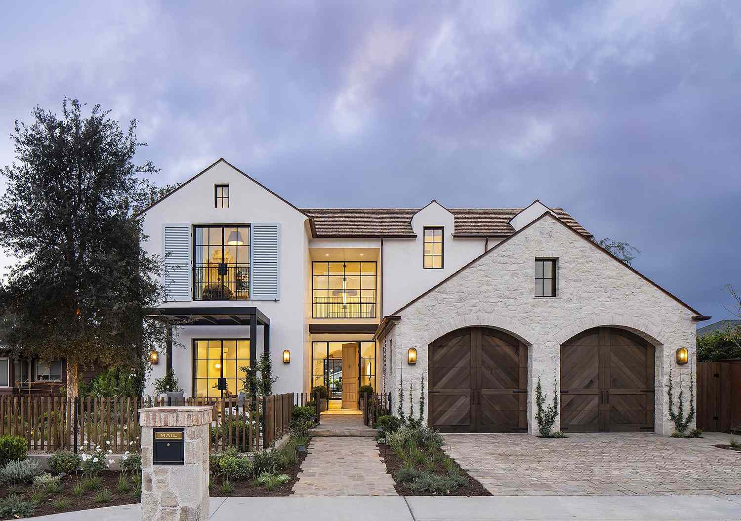 maison blanche et bleue avec toit marron