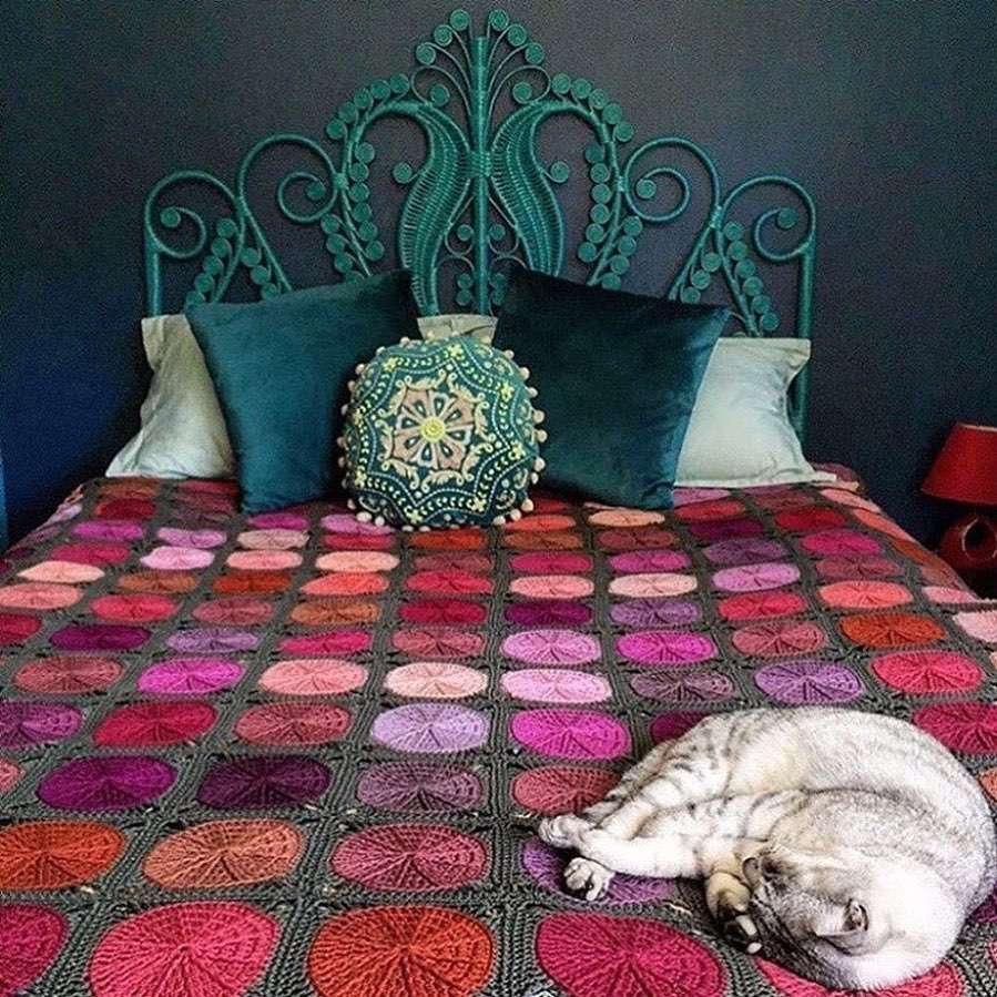 Tête de lit sarcelle et murs bleus