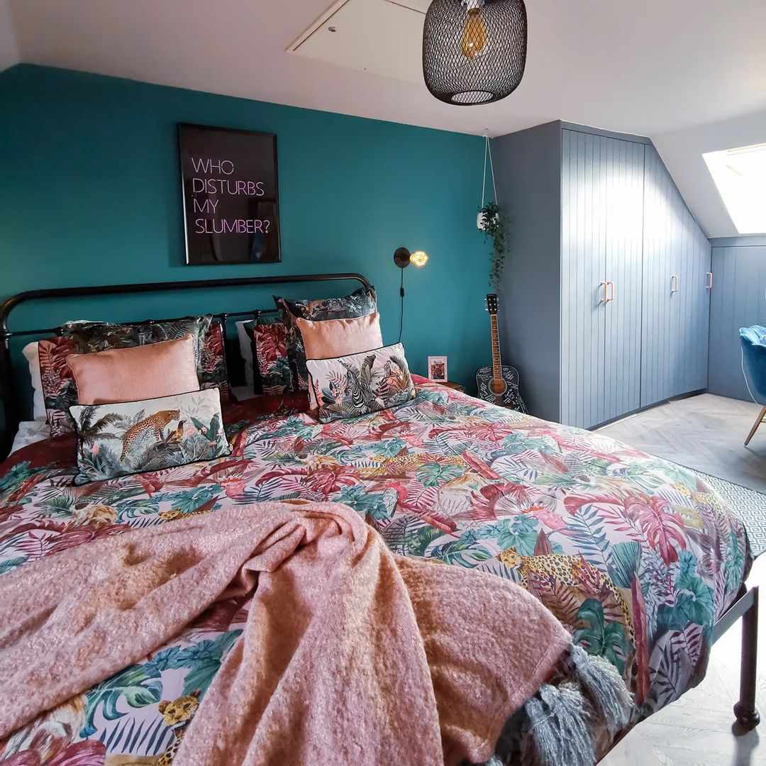mur sarcelle derrière le lit