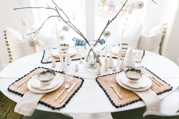 Paysage de table blanc et bleu pour les fêtes de fin d'année