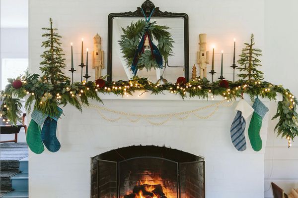 Décoration de cheminée de Noël d'Emily Henderson