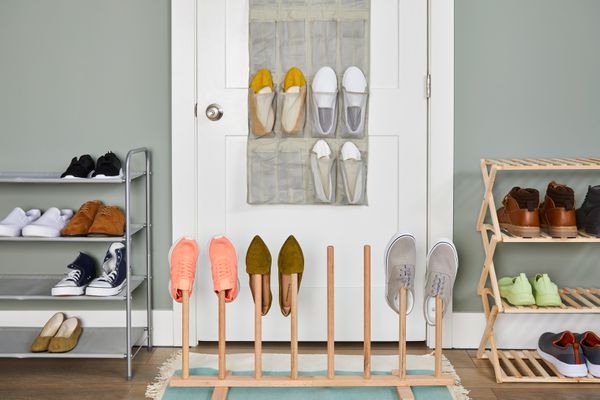 Nous vous recommandons d'exposer les paires de chaussures sur le sol, le tapis et la porte.