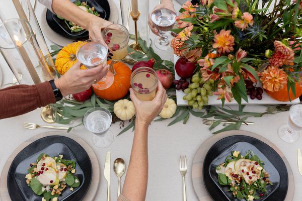 table d'automne avec boissons et fleurs