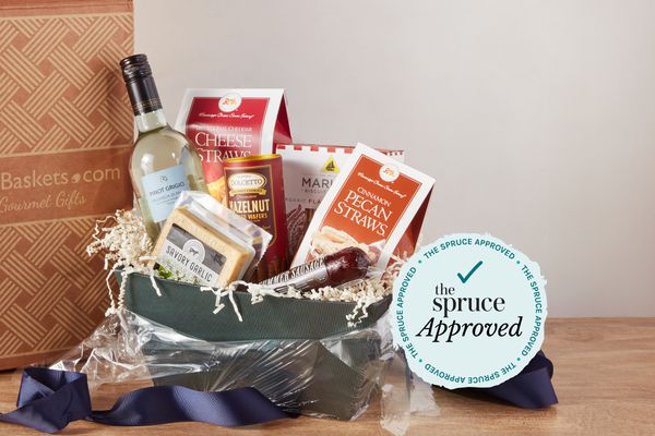 Le panier de vin blanc de Gourmet Gift Baskets est partiellement ouvert avec la boîte dans laquelle il est arrivé.