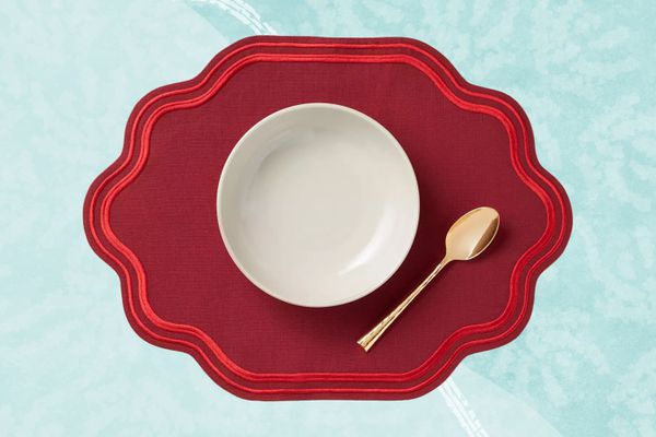 collage d'un set de table rouge surmonté d'un bol et d'une cuillère sur fond bleu