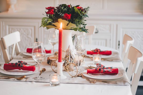 Serviettes rouges pliées sur une table de Noël