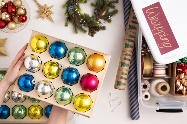 Les décorations et ornements de Noël sont organisés et rangés. 
