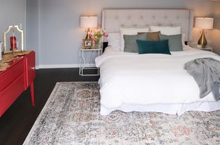 The Spruce Home Tapis d'été dans une chambre à coucher