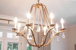 un lustre dans une salle à manger