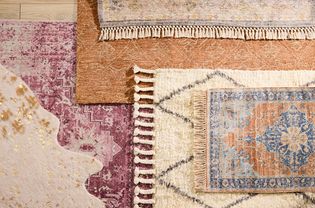 Types de tapis par le haut sur un plancher en bois