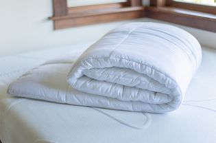 couette pliée sur un matelas