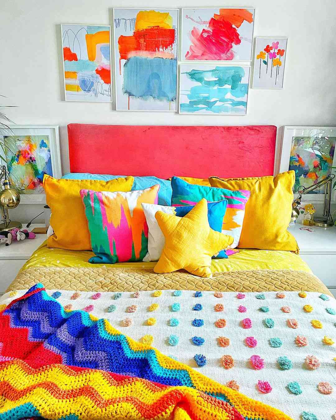 literie colorée superposée