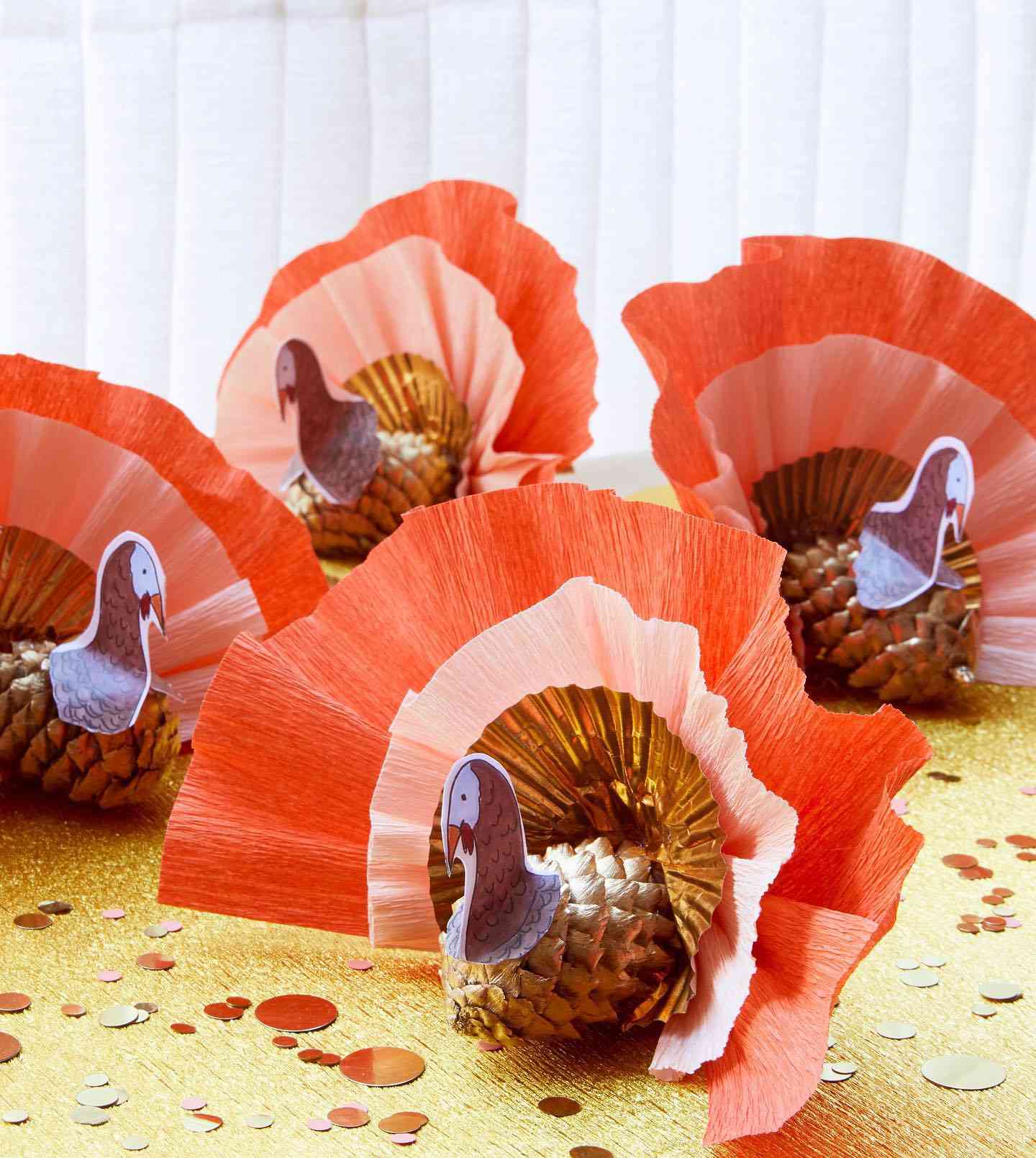 Décoration de pommes de pin en forme de dinde