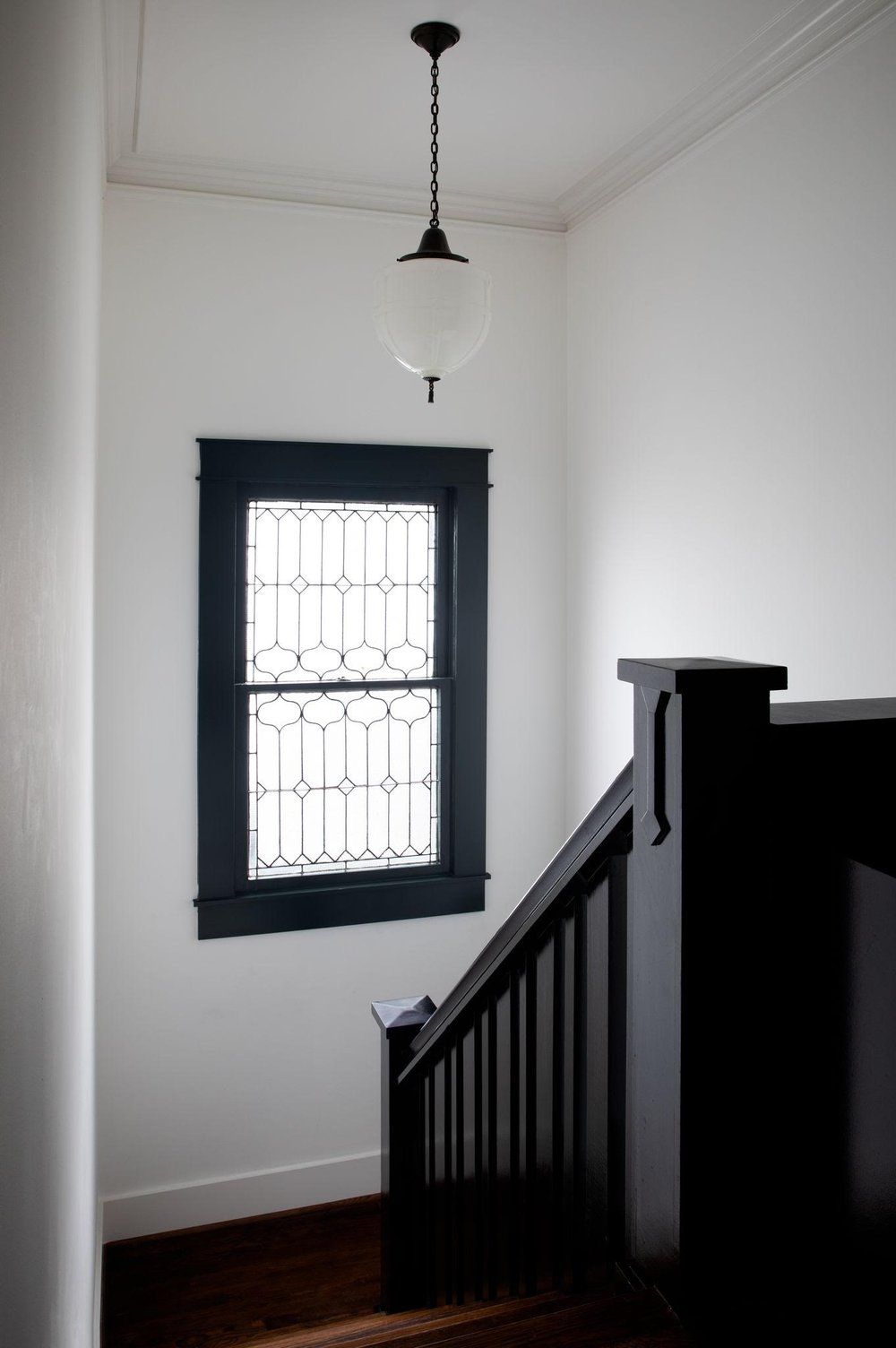 escalier traditionnel peint en noir