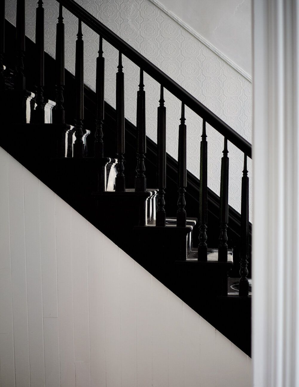 escalier et rampe peints en noir