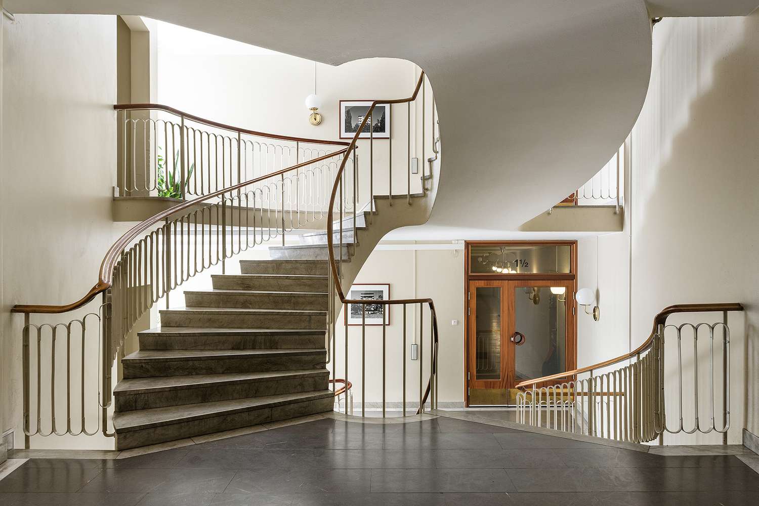 escaliers peints en noir doux