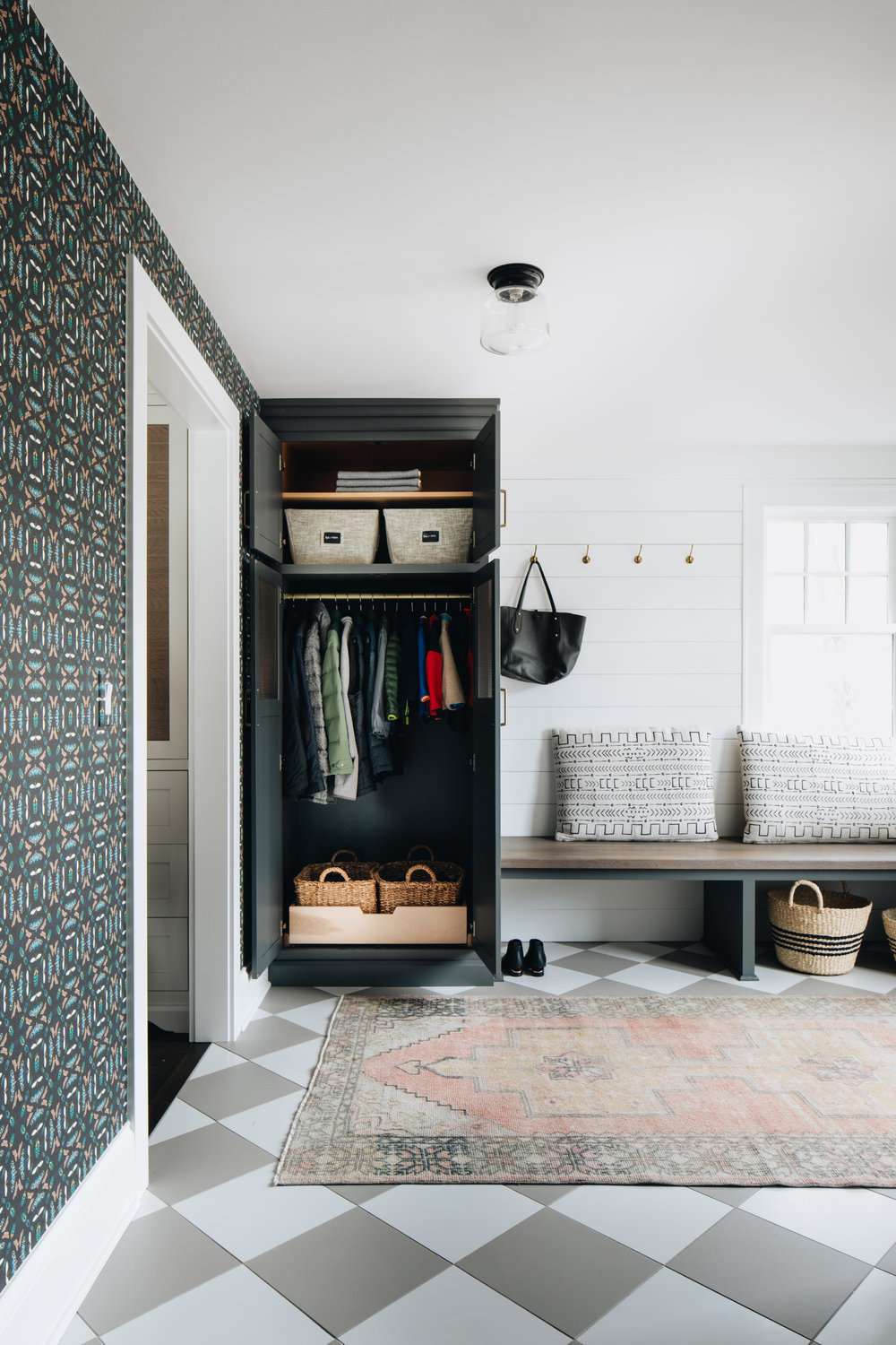 mudroom salle de lavage avec papier peint