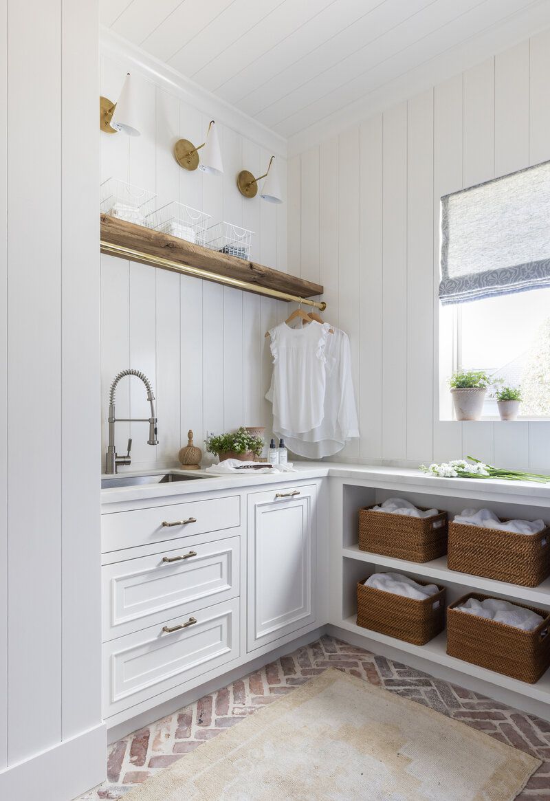 salle de lavage avec sol en briques