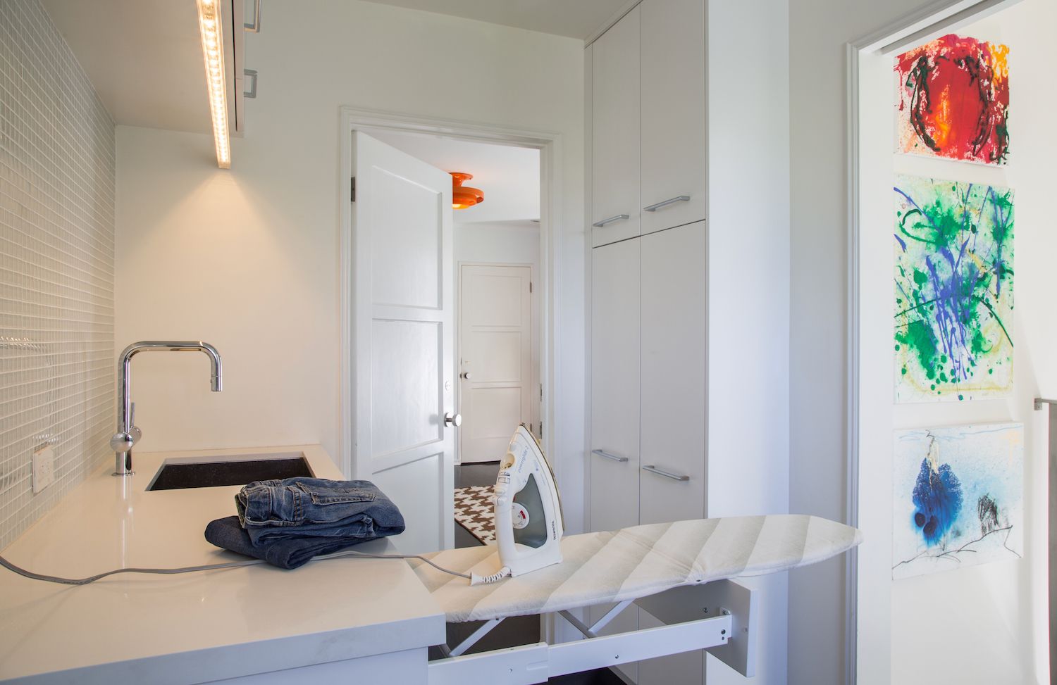 pièce de service avec buanderie et table à repasser intégrée