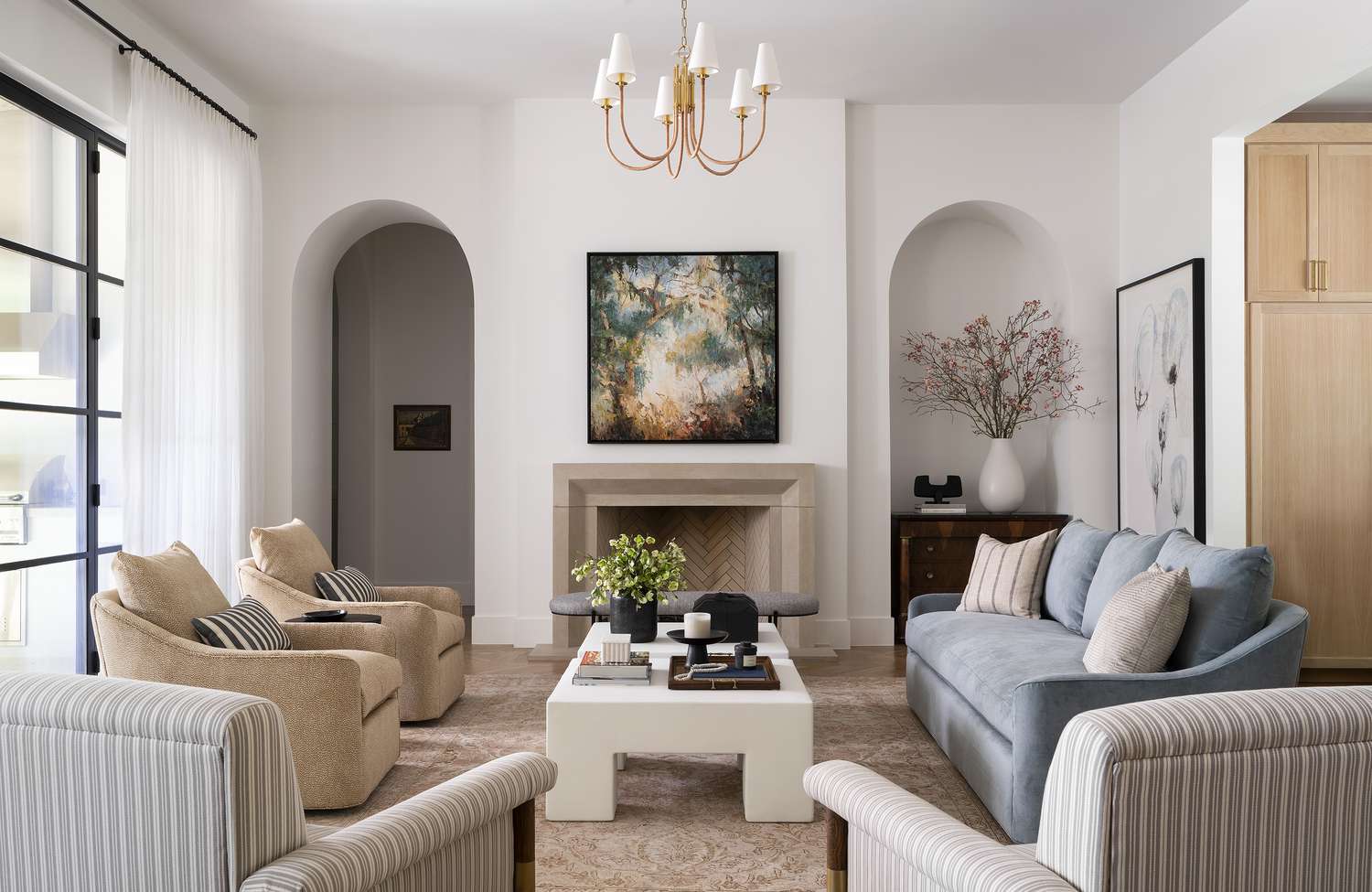 de nombreuses places assises dans le salon