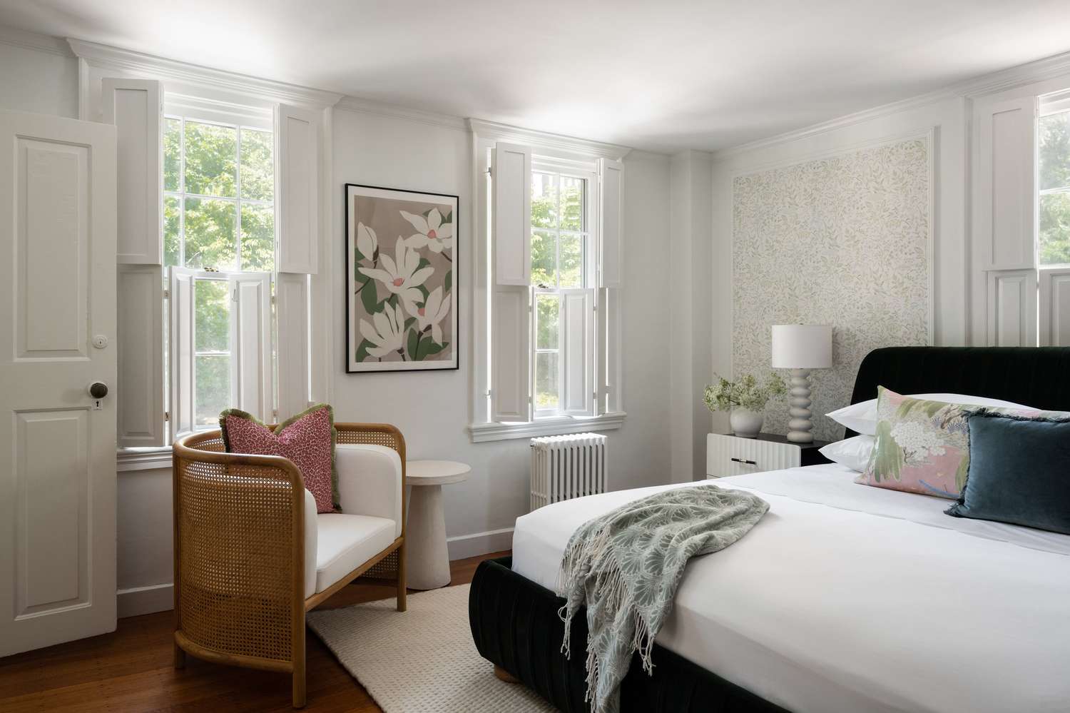 Chambre à coucher avec boiseries et mur d'accent en papier peint.