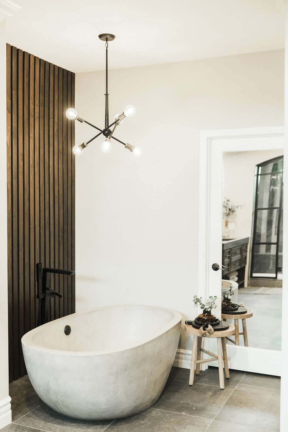 Mur d'accent en lattes de bois sur peinture noire.