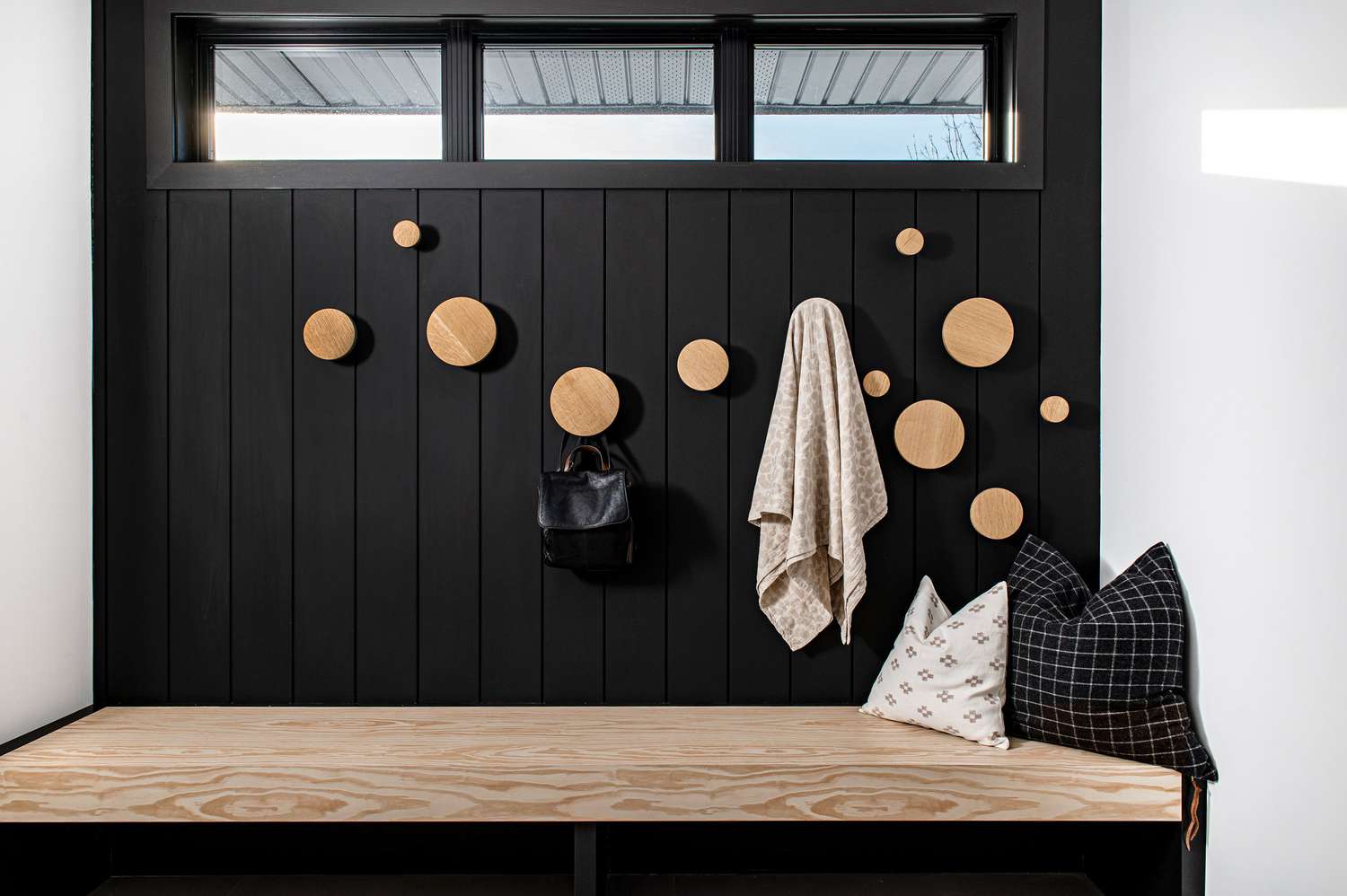 Mur d'accent en shiplap noir.