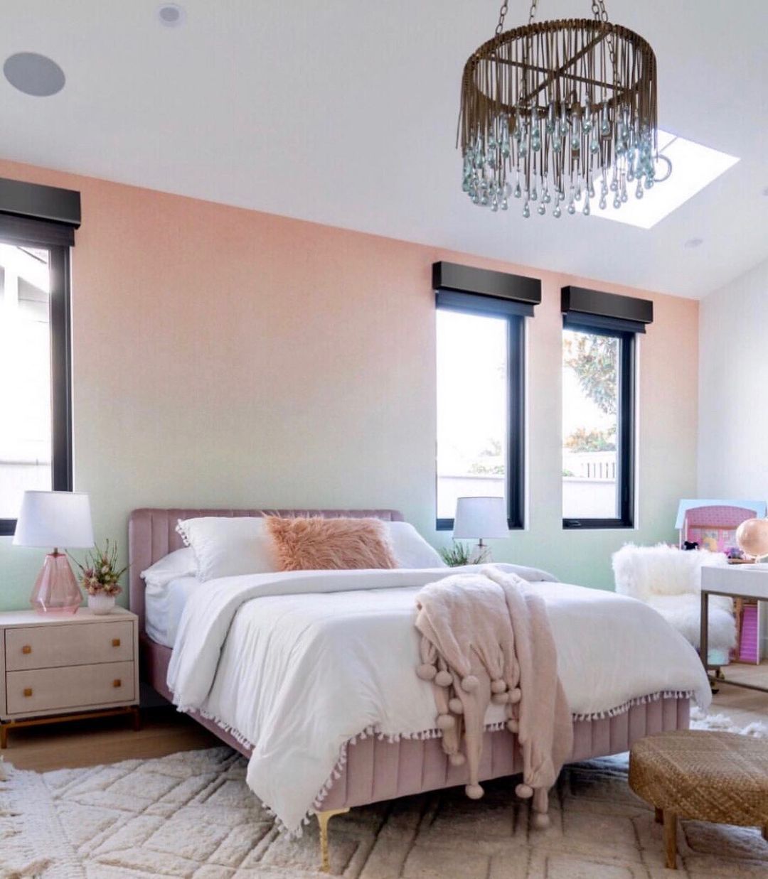 Une chambre d'ado sophistiquée avec des couleurs neutres, un ukelele blanc suspendu et un grand lit rembourré.