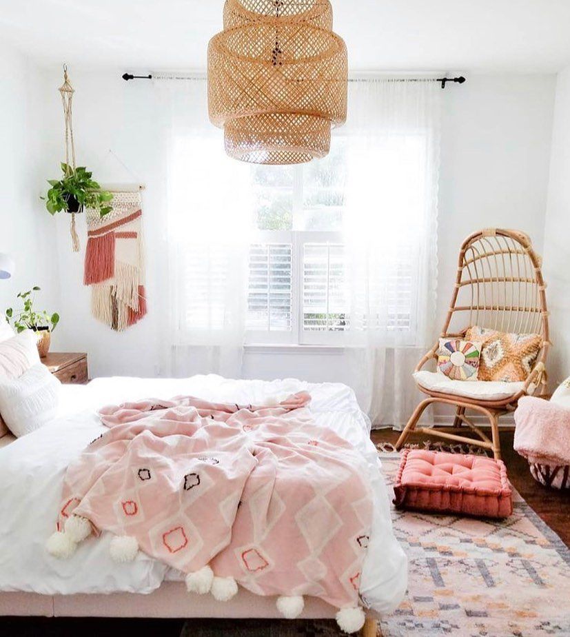 Une chambre d'adolescente d'inspiration bohème avec des meubles et des luminaires en rotin, une suspension en macramé et des draps blancs.