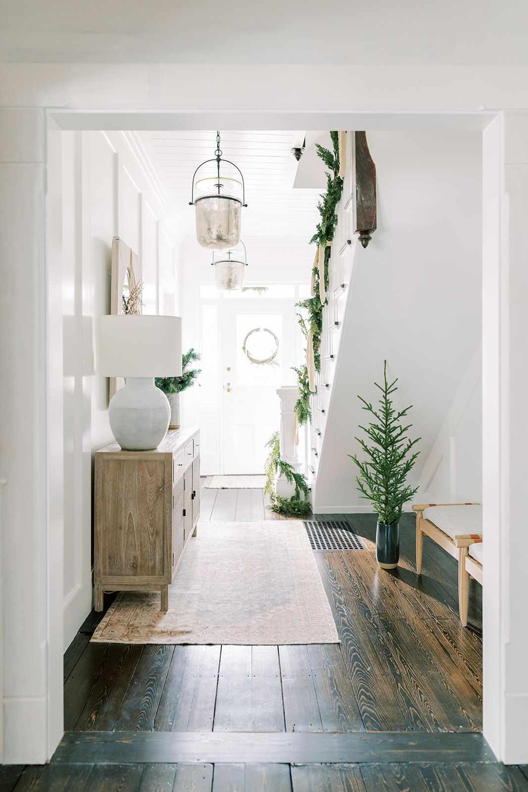 couloir de Noël décoré avec des plantes vertes naturelles