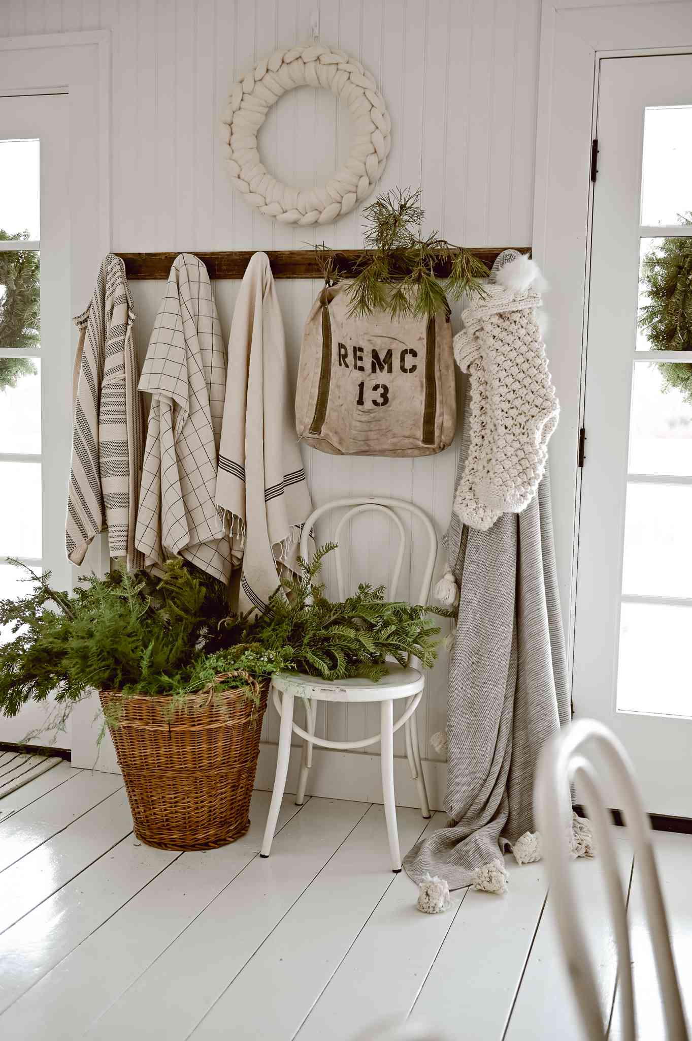 couloir rustique de noël à la ferme