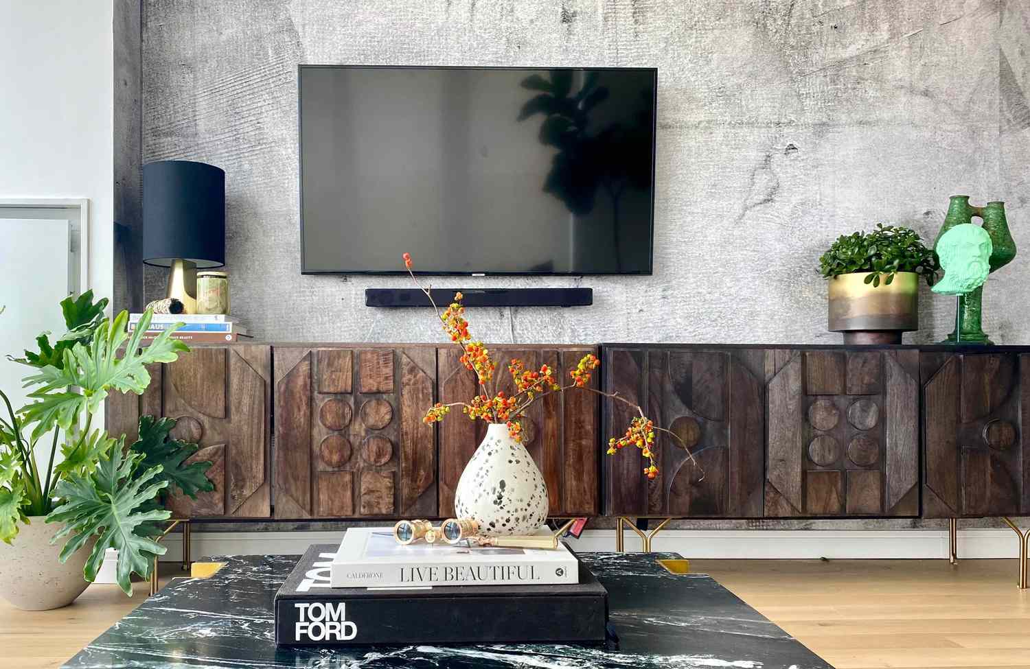table console marron et murs gris