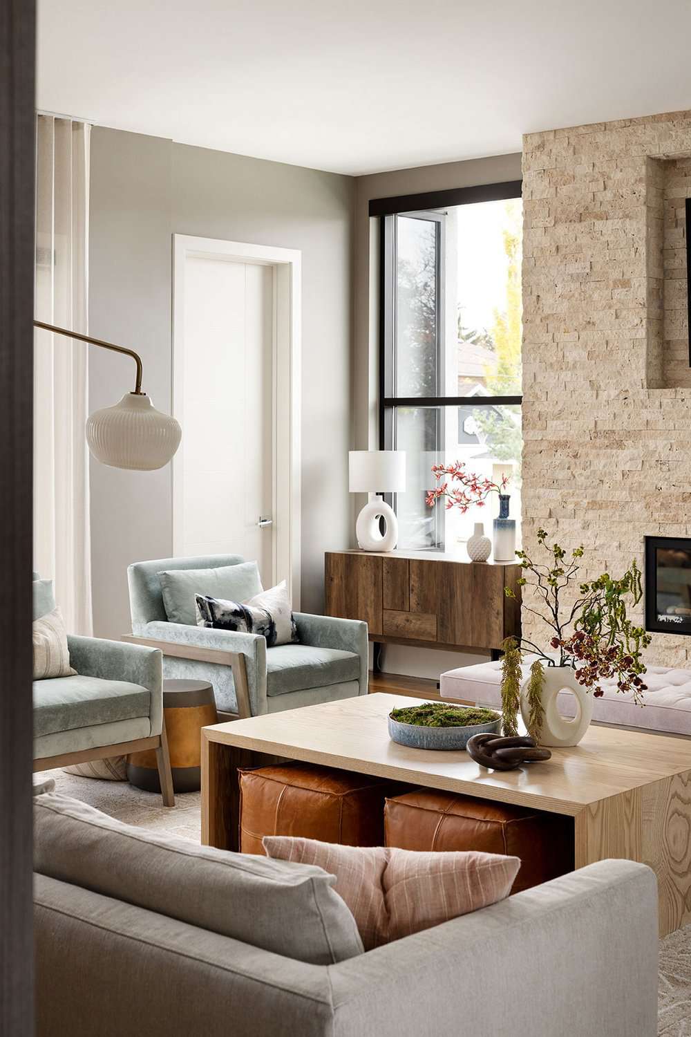 murs gris et mobilier marron