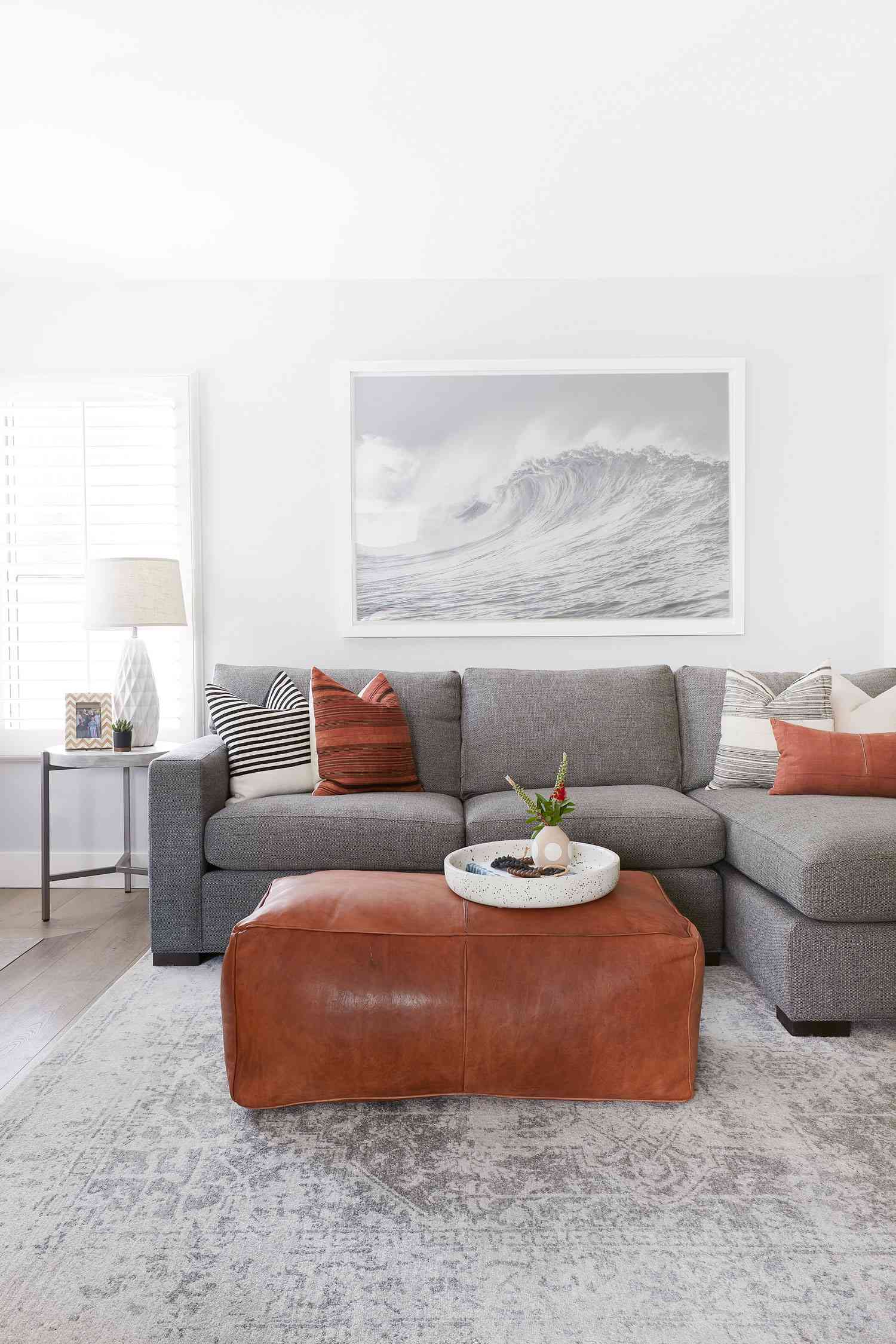 canapé gris et poufs en cuir marron