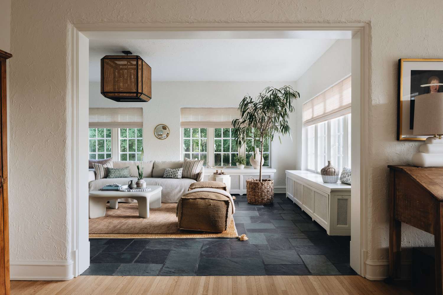 sols gris et accents marron clair