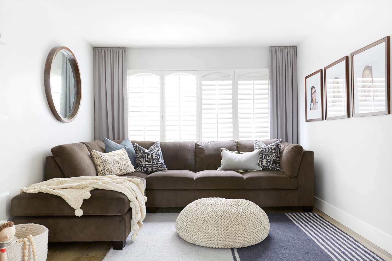 sectionnel marron et rideaux gris