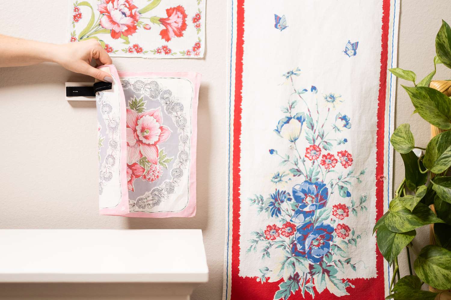 Textile floral vintage fixé à un panneau mural à l'aide d'une bande auto-agrippante