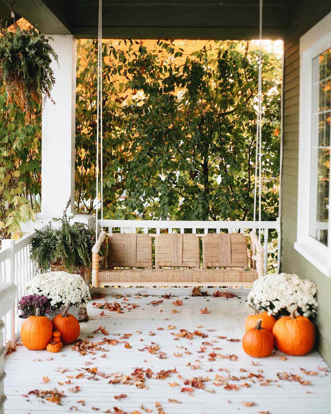 décoration d'automne par balançoire de porche