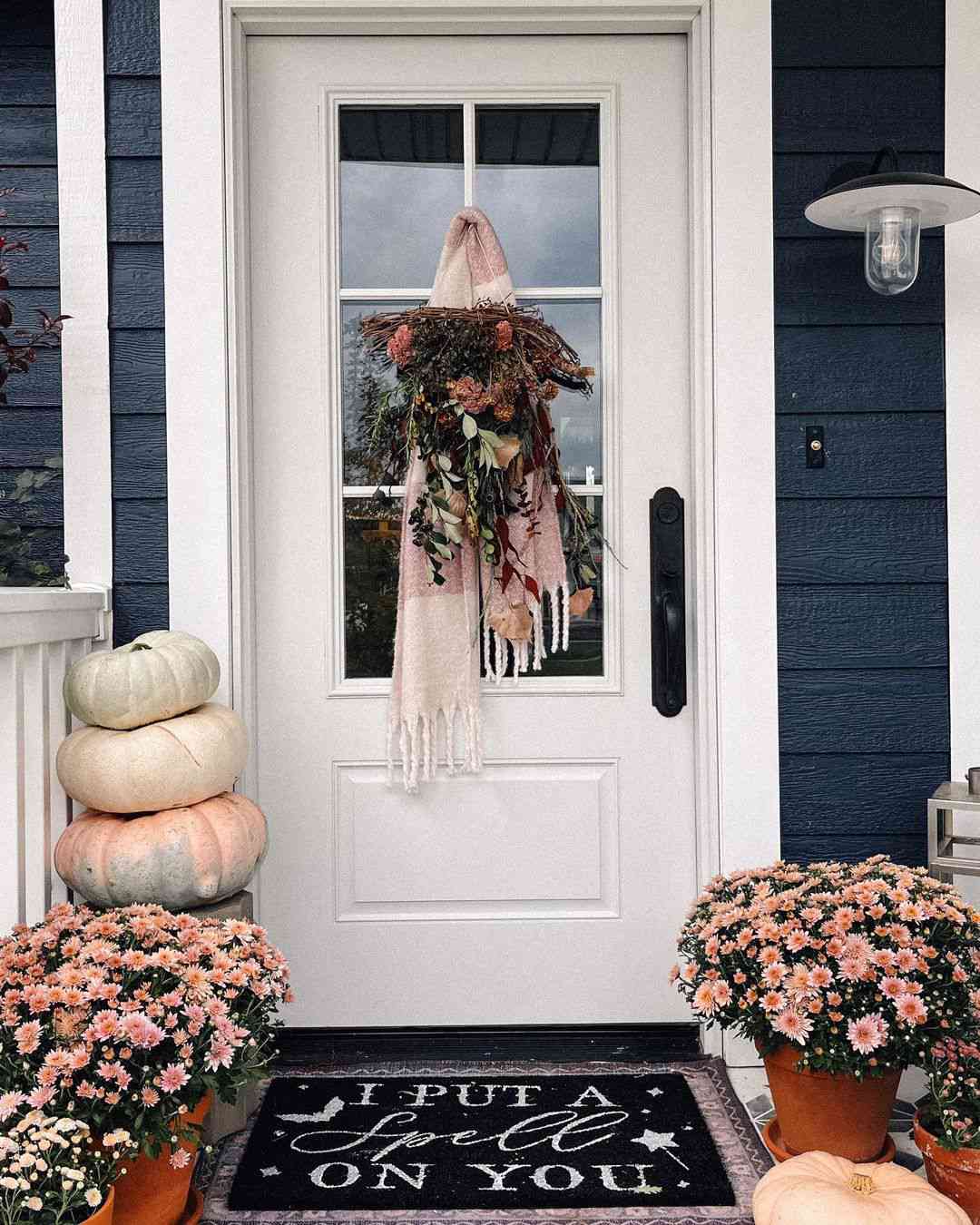 Foulard d'automne accroché à la porte