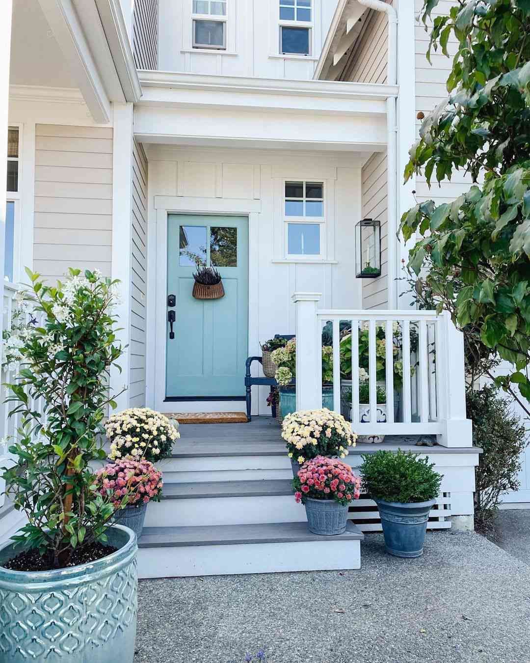 décoration d'automne avec porte bleue