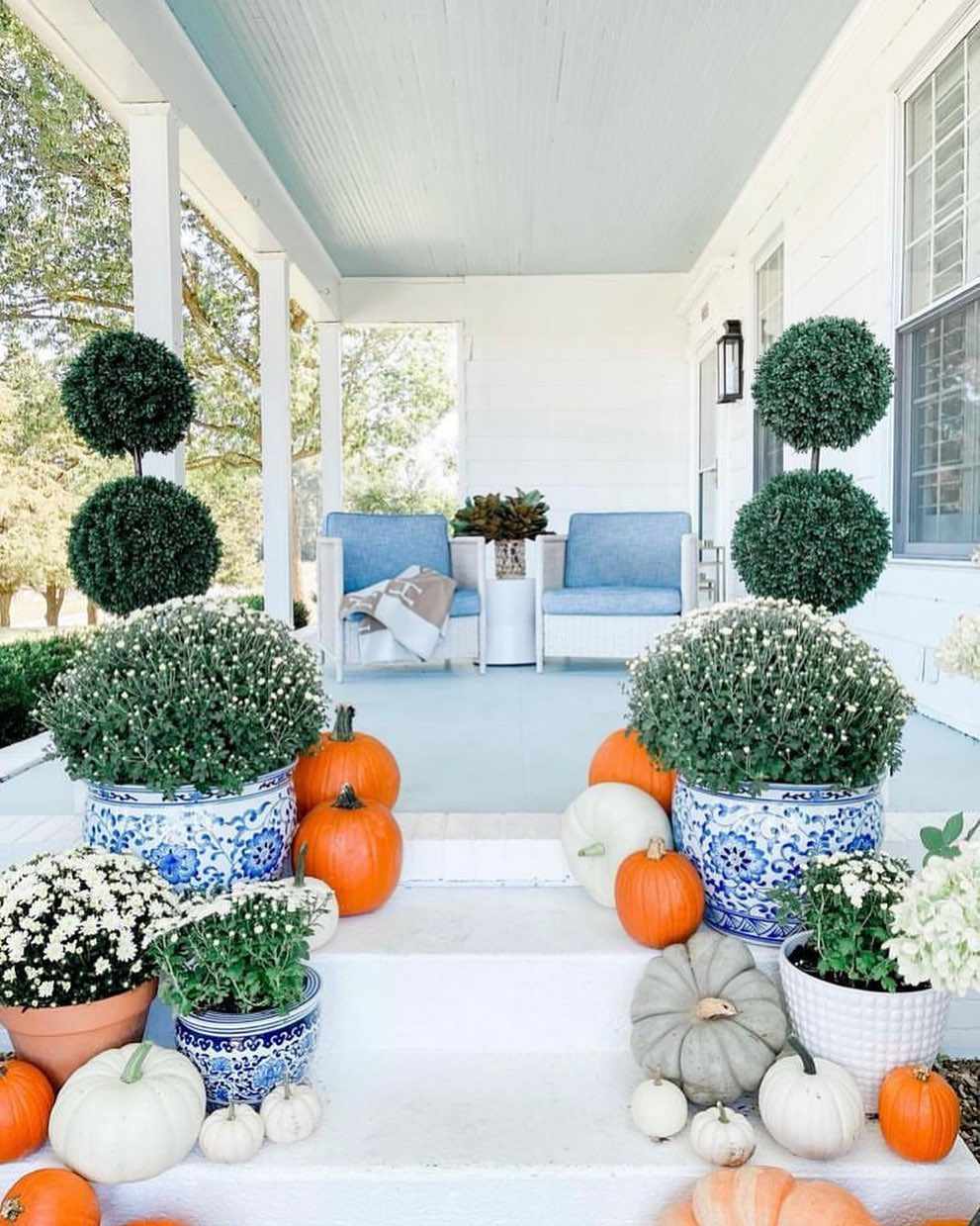 Décor de porche bleu et orange