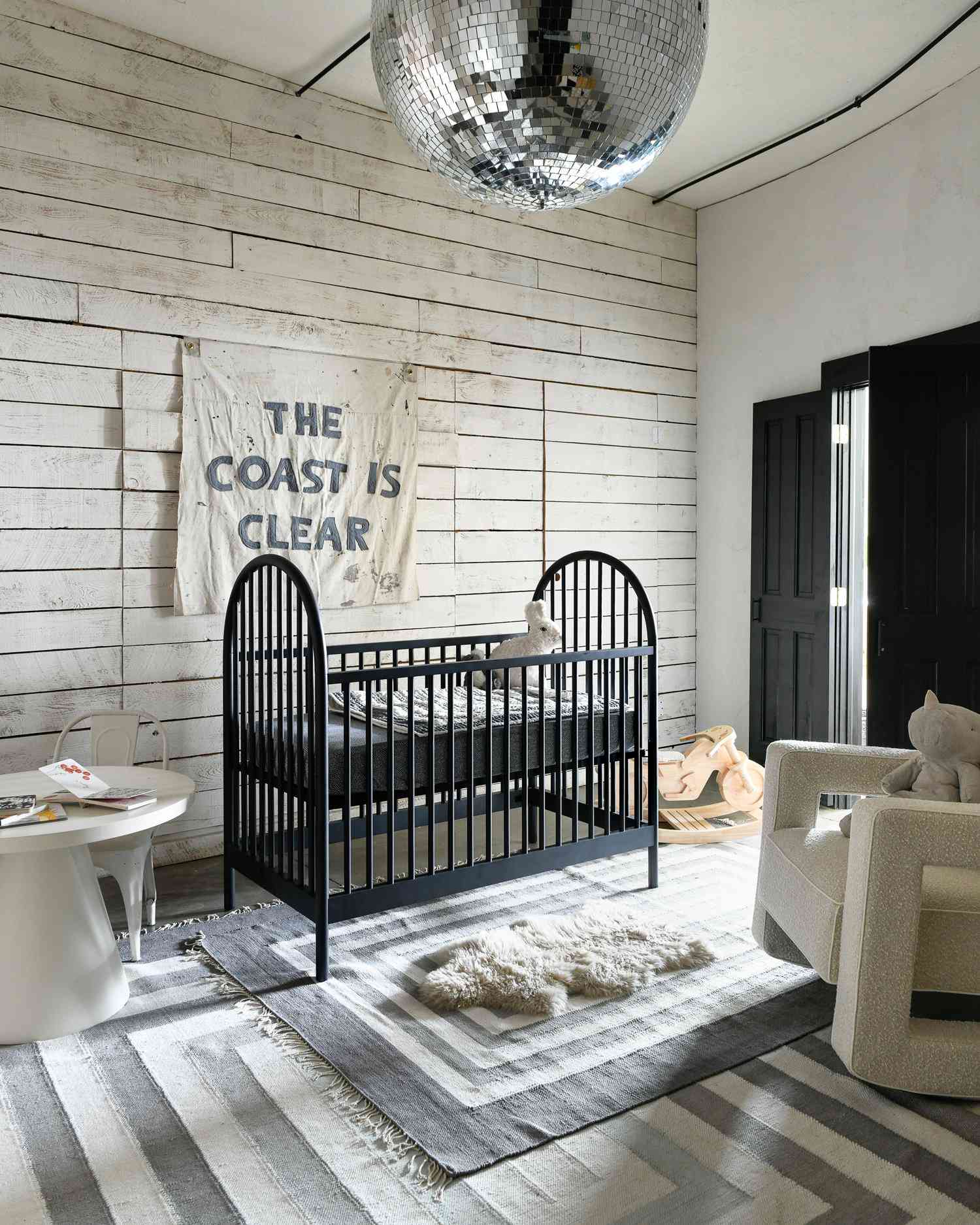 tapis de la chambre de bébé sous le berceau