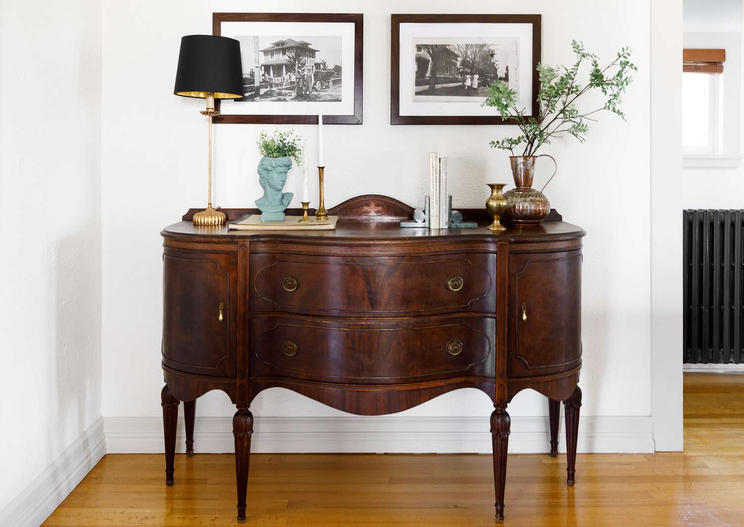 buffet en bois avec lampe et branches